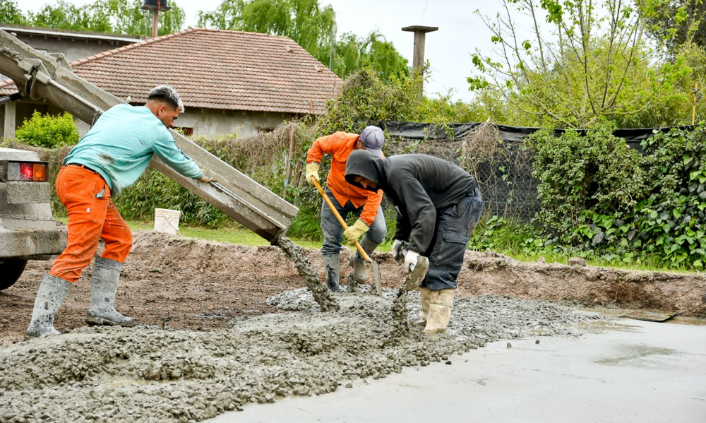 Alejandro Korn | Pavimentan con hormigón la avenida San Martín en el barrio Santa Ana