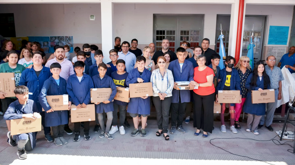 Educación | Blanca Cantero entregó más netbooks del programa Conectar Igualdad en la Escuela Técnica