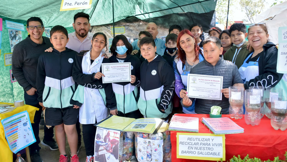 Guernica | Cientos de alumnos de las escuelas peronenses expusieron en la Plaza Belisario Roldán