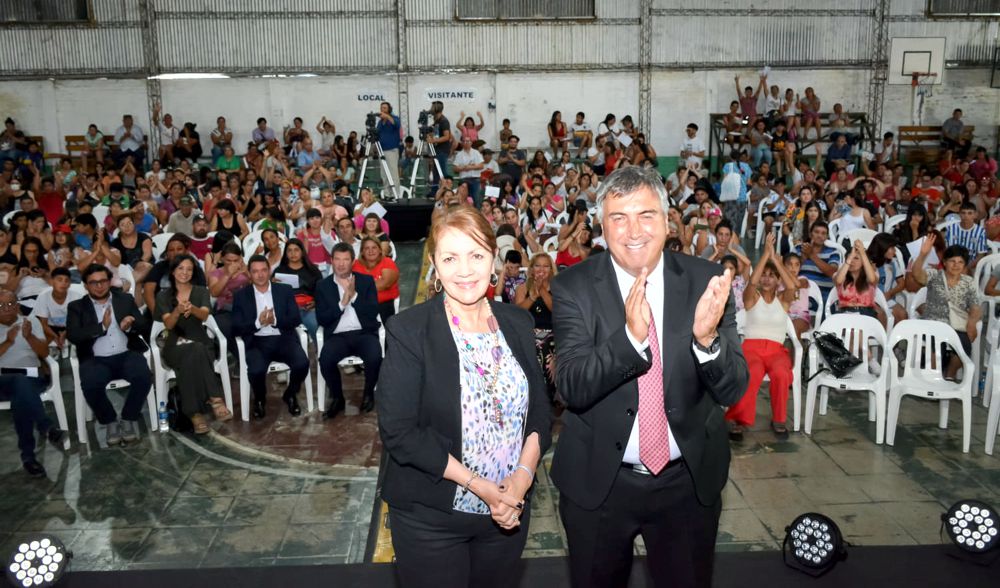 Conectado con Vos | Cantero y Ambrosini entregaron mil tablets a vecinos de Presidente Perón