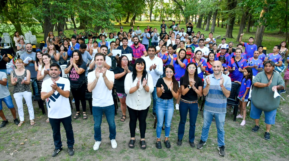 Deportes | Entregaron certificados y kits deportivos a distintos clubes de barrio del distrito