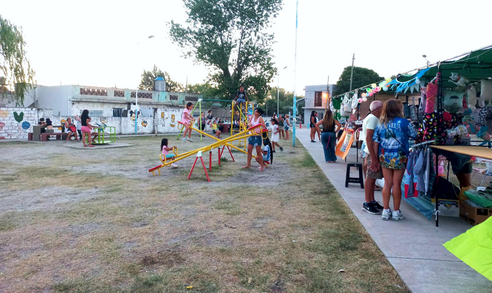 Guernica | Se realizó la primera feria “El Arte Sana” en una plaza del barrio Numancia Norte