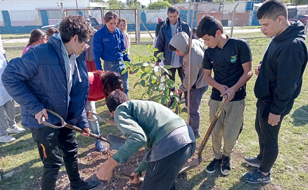 Ecología | El Municipio lanzó un programa de forestación en la Escuela 502 de Guernica