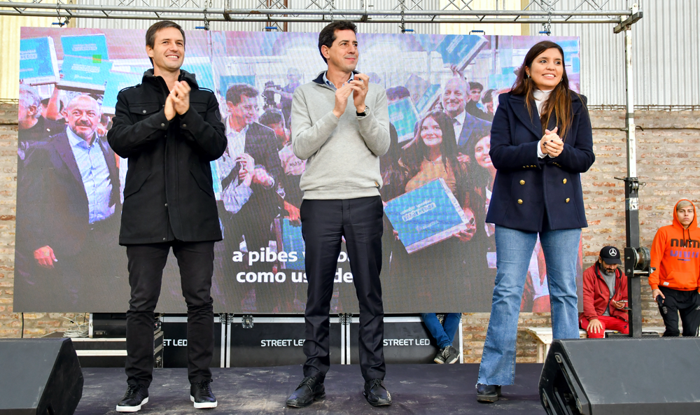 Alejandro Korn | Wado de Pedro y Mantegazza entregaron netbooks, maquinaria y vehículos