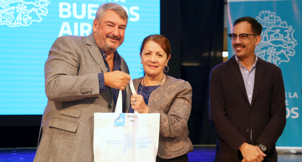 Transportes | D’Onofrio le entregó a Cantero pases libres Multimodales para vecinos peronenses