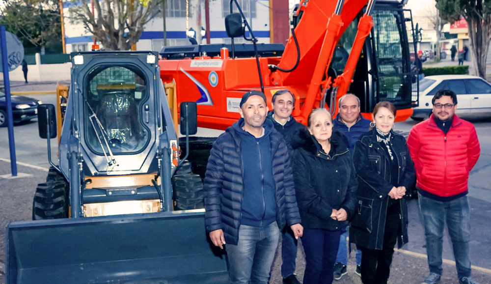 Presidente Perón | Cantero presentó nueva maquinaria pesada que se sumará al parque automotor de la Comuna