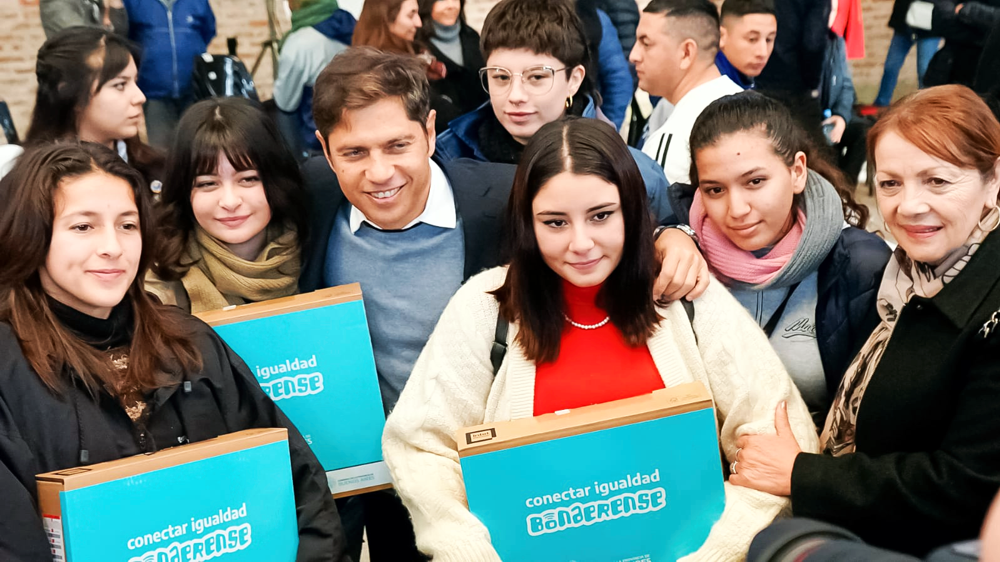 Guernica | Kicillof, Magario y Cantero entregaron notebooks del programa Conectar Igualdad Bonaerense