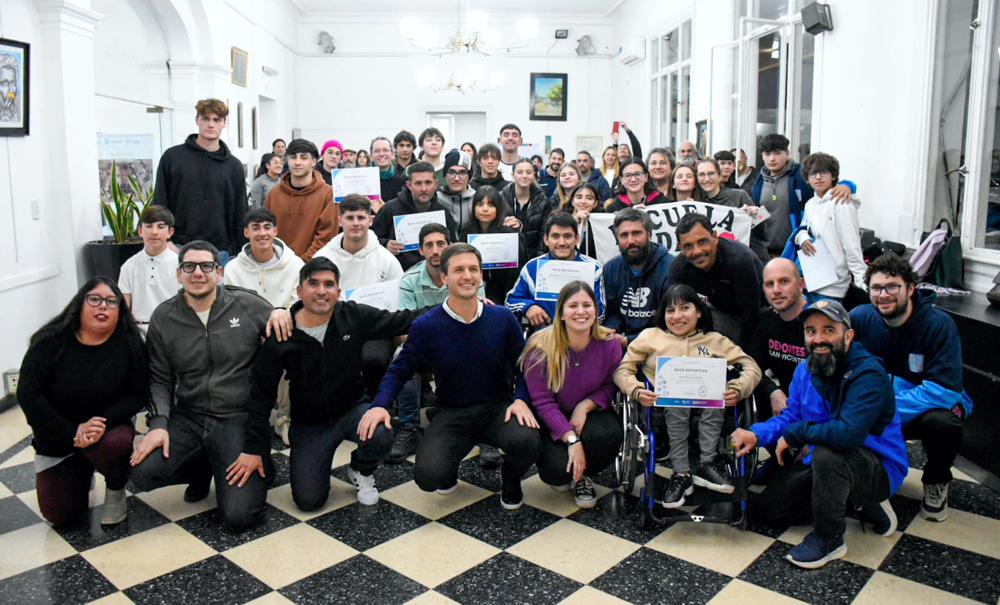 Deportes | Mantegazza entregó becas a deportistas locales, para el desarrollo de sus actividades