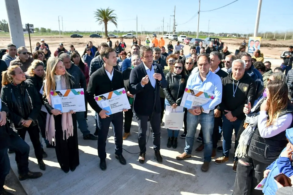 San Vicente | Massa, Mantegazza y Maggiotti entregaron tomas de posesión de 150 lotes en el barrio Papa Francisco