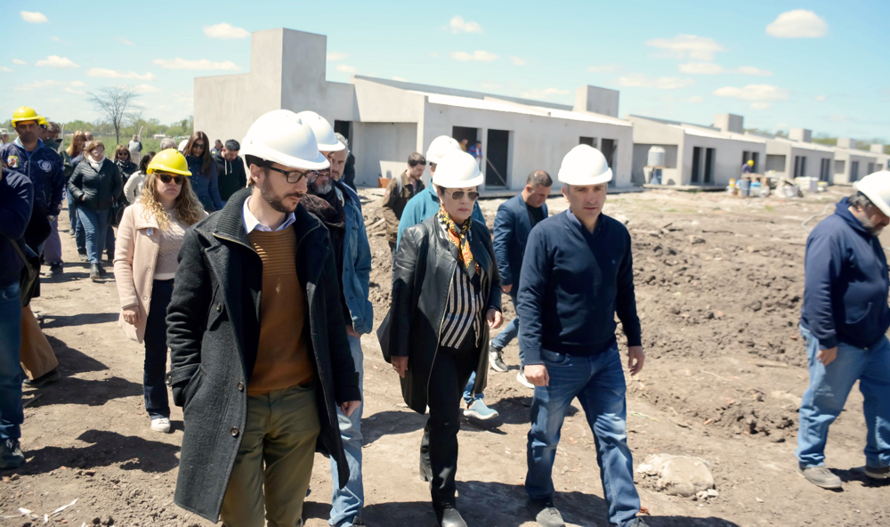 Viviendas | Cantero, Simone y Larroque recorrieron el complejo habitacional que se construye en Guernica