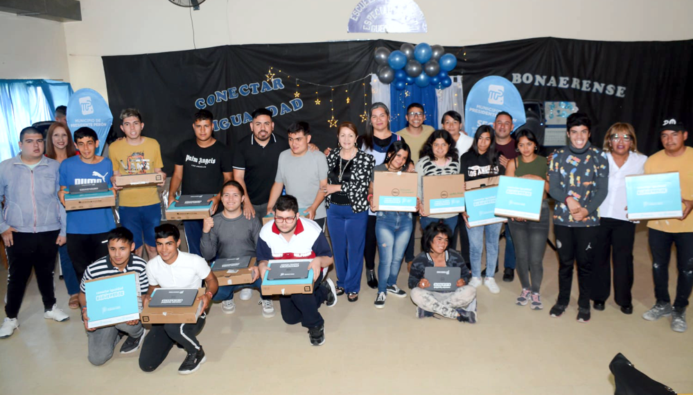 Educación | Blanca Cantero entregó netbooks a alumnos de la Escuela Especial 501