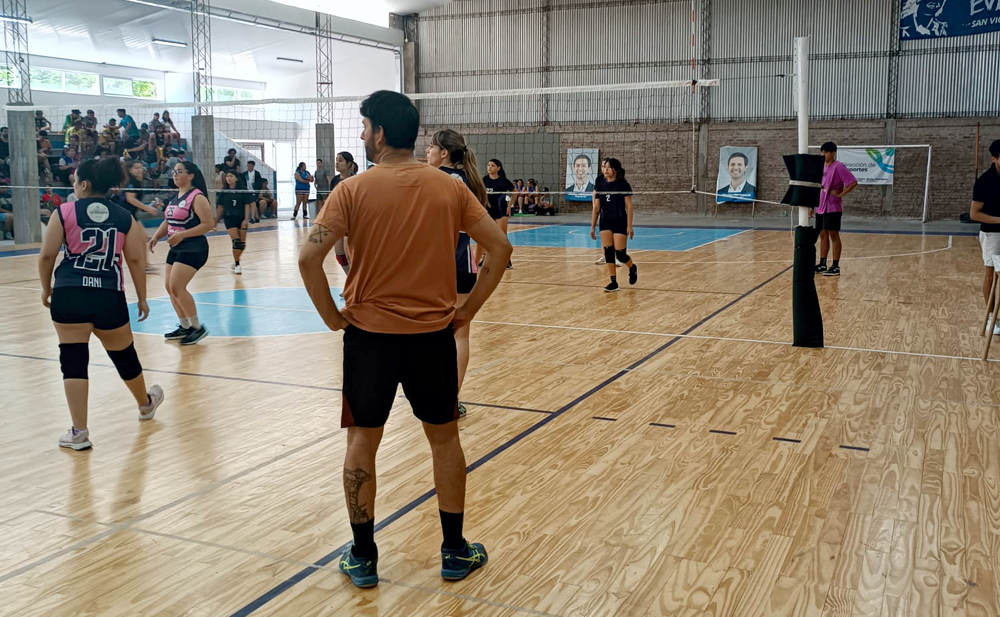 Deportes | Se realizó un encuentro de vóley femenino en el Microestadio Mugica