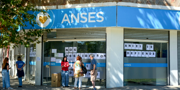 San Vicente | Protesta en ANSES por el despido de 15 empleados en San Vicente y Korn