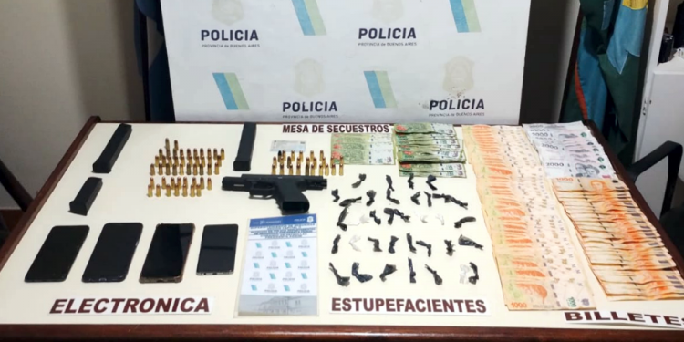 Presidente Perón | Detienen a cuatro sujetos, armados y con varias dosis de pasta base