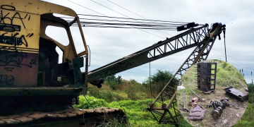 San Vicente | Detienen a tres sujetos desguazando una máquina vial abandonada cerca del arroyo