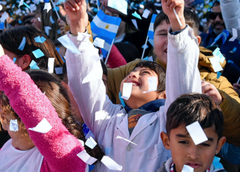 Domselaar | La localidad se vistió de celeste y blanco por el Día de la Bandera