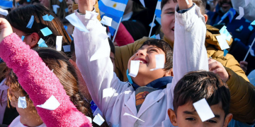 Domselaar | La localidad se vistió de celeste y blanco por el Día de la Bandera