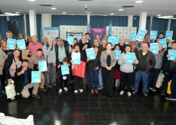 Regularización | Blanca Cantero presidió la entrega de Escrituras a vecinos peronenses