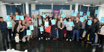 Regularización | Blanca Cantero presidió la entrega de Escrituras a vecinos peronenses