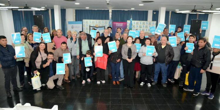 Regularización | Blanca Cantero presidió la entrega de Escrituras a vecinos peronenses