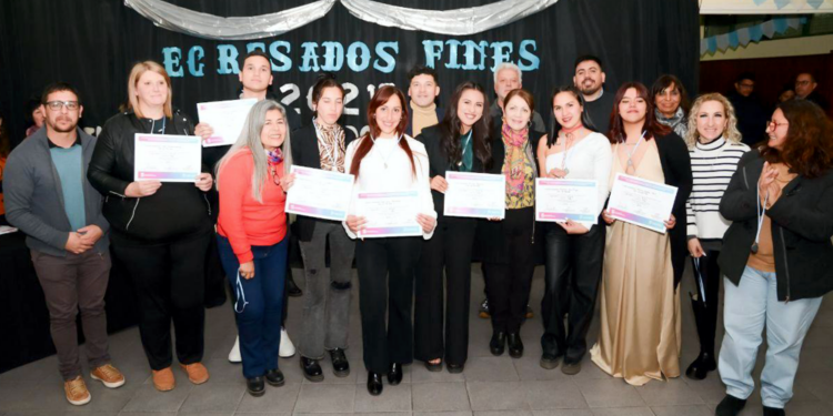 Educación | Cantero compartió la ceremonia de graduación de estudiantes del Fines, en Guernica