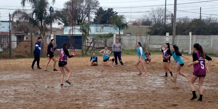 Juegos Bonaerenses | Presidente Perón clasificó dos equipos de hándbol playa para interregionales