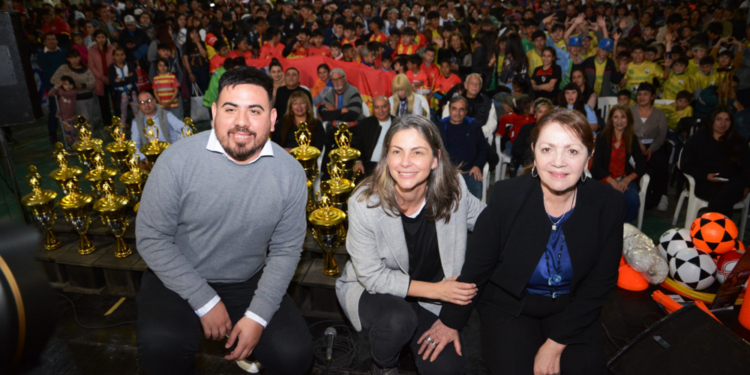 Deportes | Entregaron premios y kits de entrenamiento a clubes de Presidente Perón