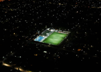 Deportes | Estrella del Sur estrenó su nueva iluminación LED profesional