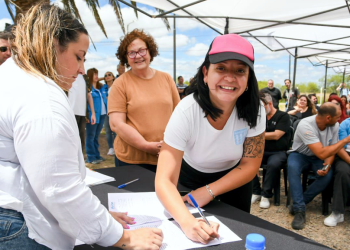 Viviendas | Mantegazza entregó los últimos lotes en el  barrio Papa Francisco