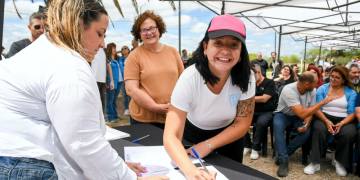 Viviendas | Mantegazza entregó los últimos lotes en el  barrio Papa Francisco