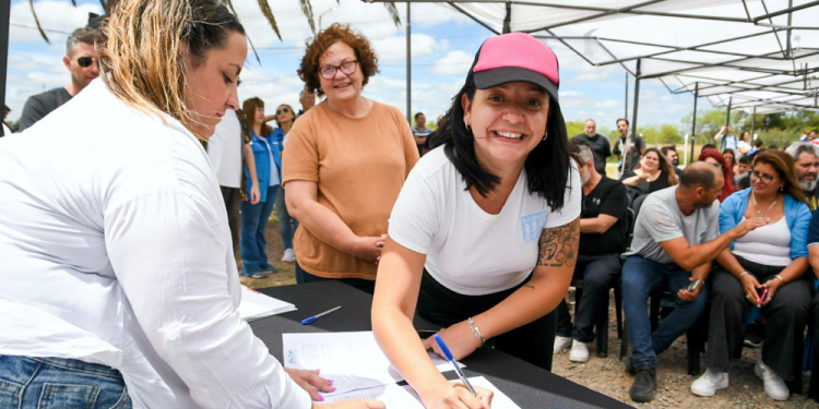 Viviendas | Mantegazza entregó los últimos lotes en el  barrio Papa Francisco