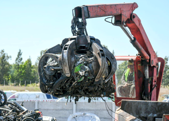 San Vicente | Compactan las motos secuestradas en operativos y ayudan a los  Bomberos Voluntarios
