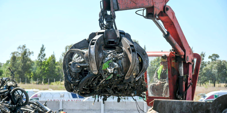 San Vicente | Compactan las motos secuestradas en operativos y ayudan a los  Bomberos Voluntarios
