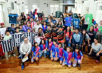Deportes | Mantegazza entregó conjuntos deportivos a los niños que ganaron la Liga Municipal