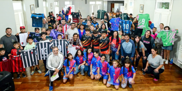 Deportes | Mantegazza entregó conjuntos deportivos a los niños que ganaron la Liga Municipal