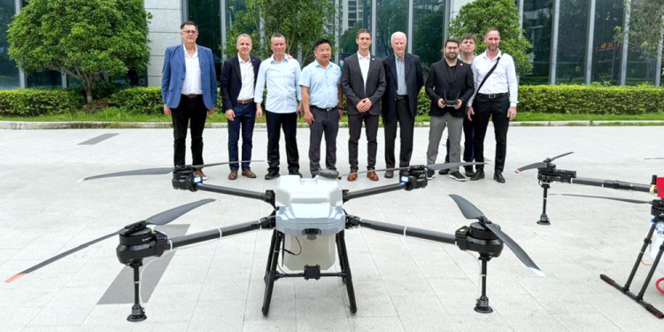 Gira por China | Mantegazza visitó una fábrica de drones y otra de aparatología médica