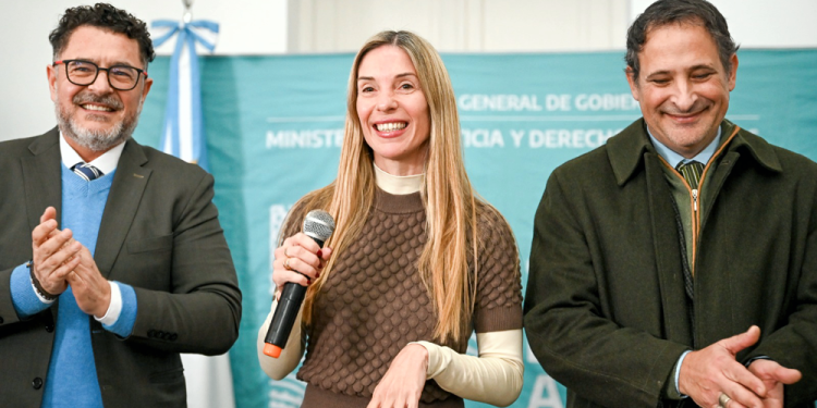 San Vicente | 62 familias del distrito recibieron las escrituras de sus hogares