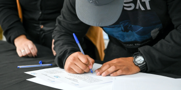 San Vicente | Mantegazza entregó contratos de adjudicación y actas de posesión de lotes con servicios