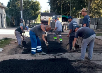 Presidente Perón | Bachean con material bituminoso sectores de las avenidas 12 y Arturo Jauretche