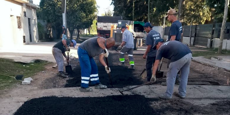 Presidente Perón | Bachean con material bituminoso sectores de las avenidas 12 y Arturo Jauretche