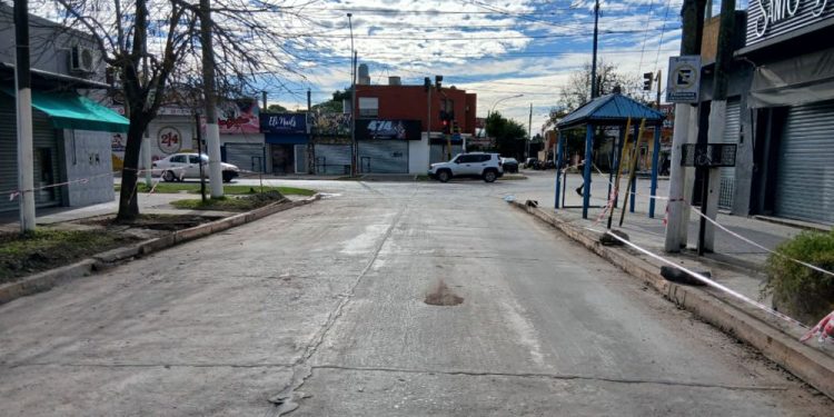 Presidente Perón | Repavimentan un sector de la ex calle 6, en el centro guerniquense