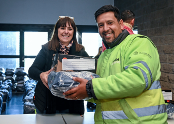 San Vicente | Mantegazza y Nicrosini entregaron indumentaria de invierno al personal de Servicios Púbicos