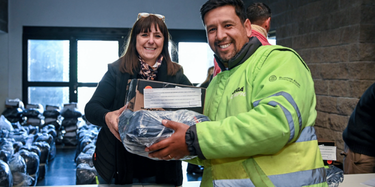 San Vicente | Mantegazza y Nicrosini entregaron indumentaria de invierno al personal de Servicios Púbicos