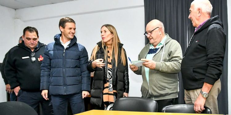 San Vicente | Entregaron fondos de la Fiesta de la Miel a los Bomberos Voluntarios de San Vicente