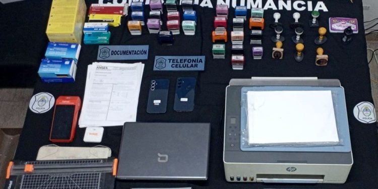 Guernica | Vendían certificados médicos por Facebook y terminaron detenidos