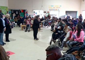 Educación | Entregan mochilas y útiles a estudiantes de la rama Especial de Presidente Perón