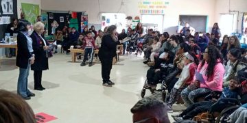 Educación | Entregan mochilas y útiles a estudiantes de la rama Especial de Presidente Perón