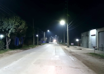 Presidente Perón | Recambian luminarias con tecnología LED en un tramo de la avenida Arturo Jauretche