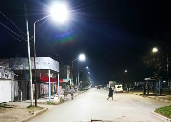 Presidente Perón | Instalan nuevas luminarias LED sobre Alberdi, en Guernica Oeste
