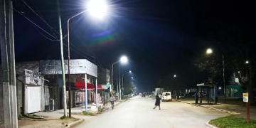 Presidente Perón | Instalan nuevas luminarias LED sobre Alberdi, en Guernica Oeste